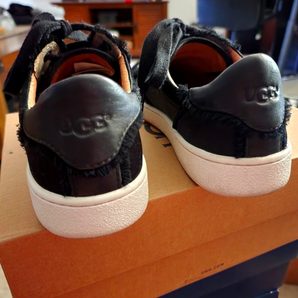 Ugg brand women's low top sneakers in black, size 8 - Picture 4 of 5